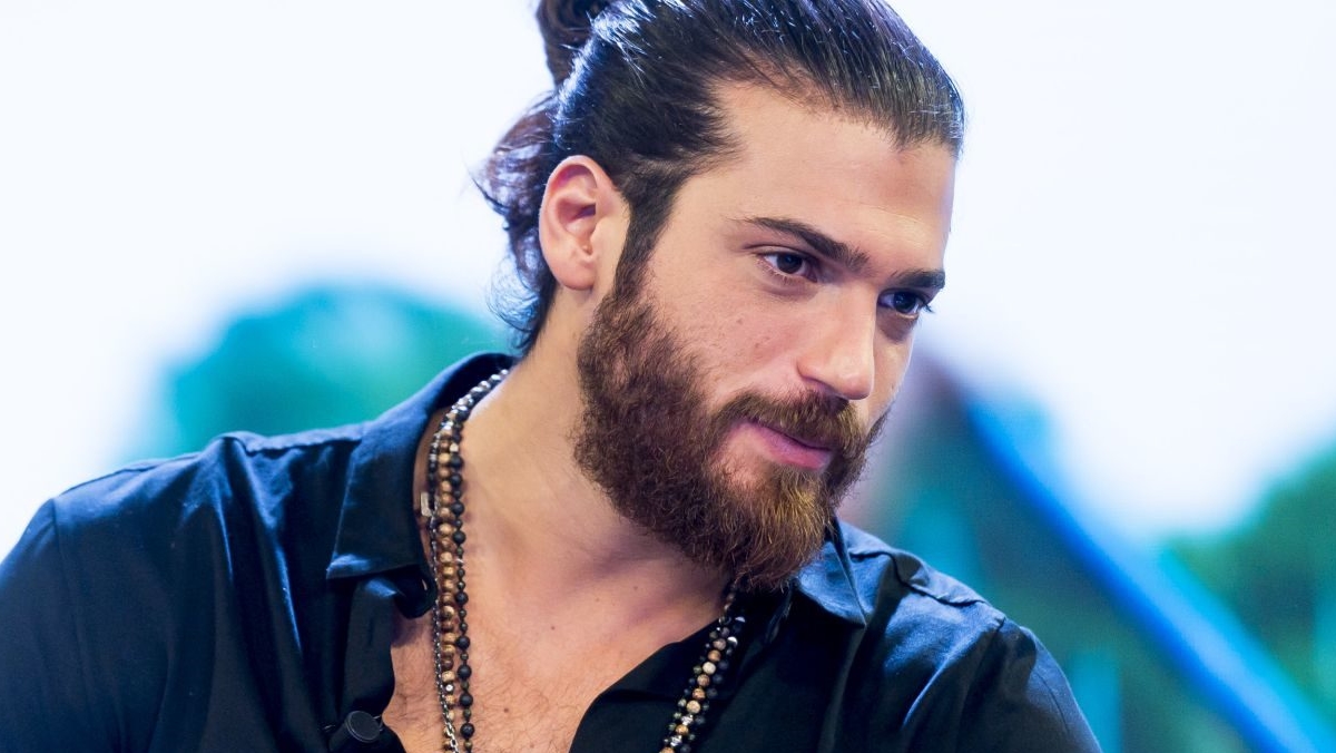 Mídia turca afirma que Can Yaman veio para o Brasil para fugir de polêmicas (Reprodução: Somag News)