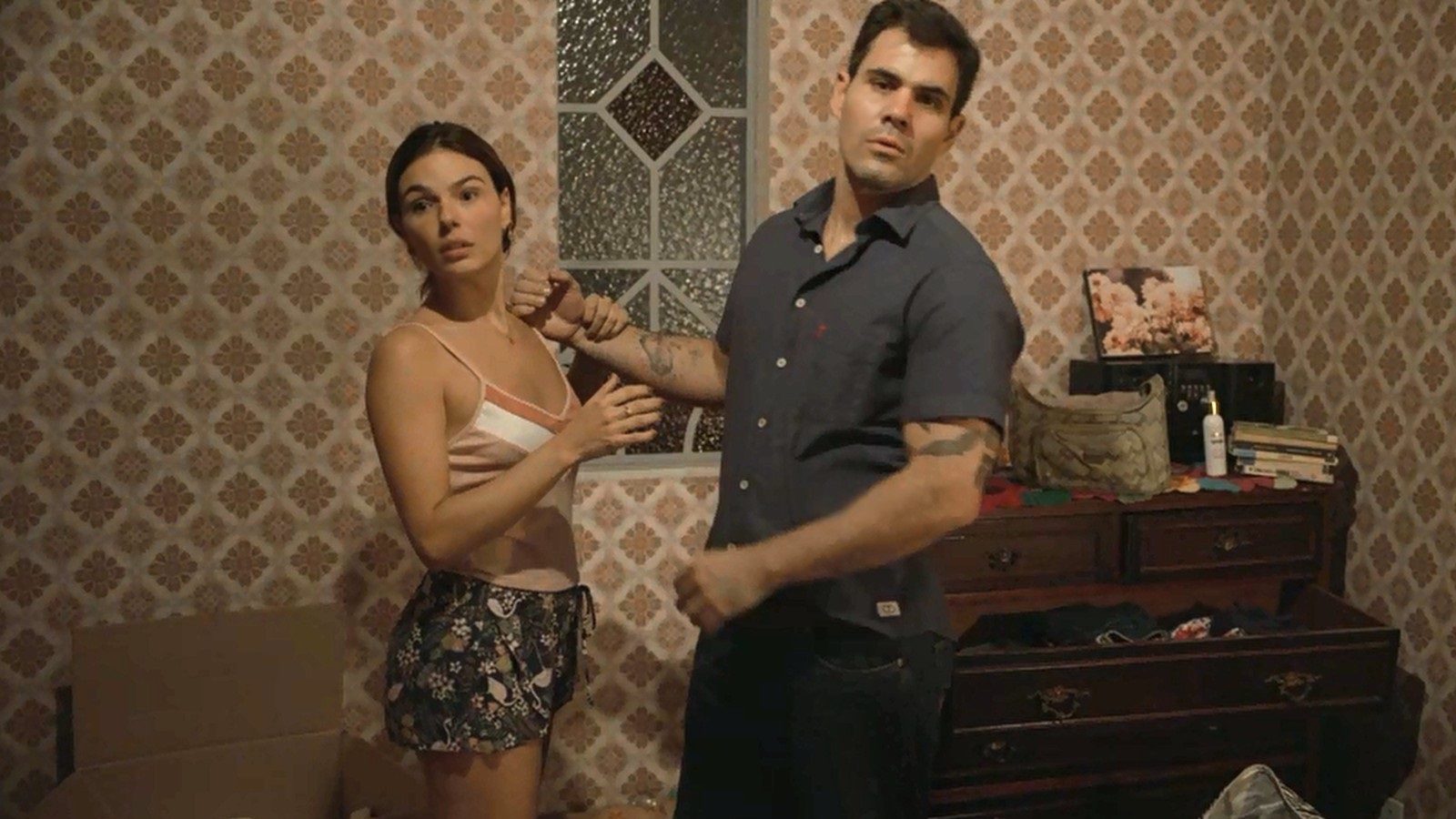 Betina (Isis Valverde) e Magno (Juliano Cazarré) em Amor de Mãe