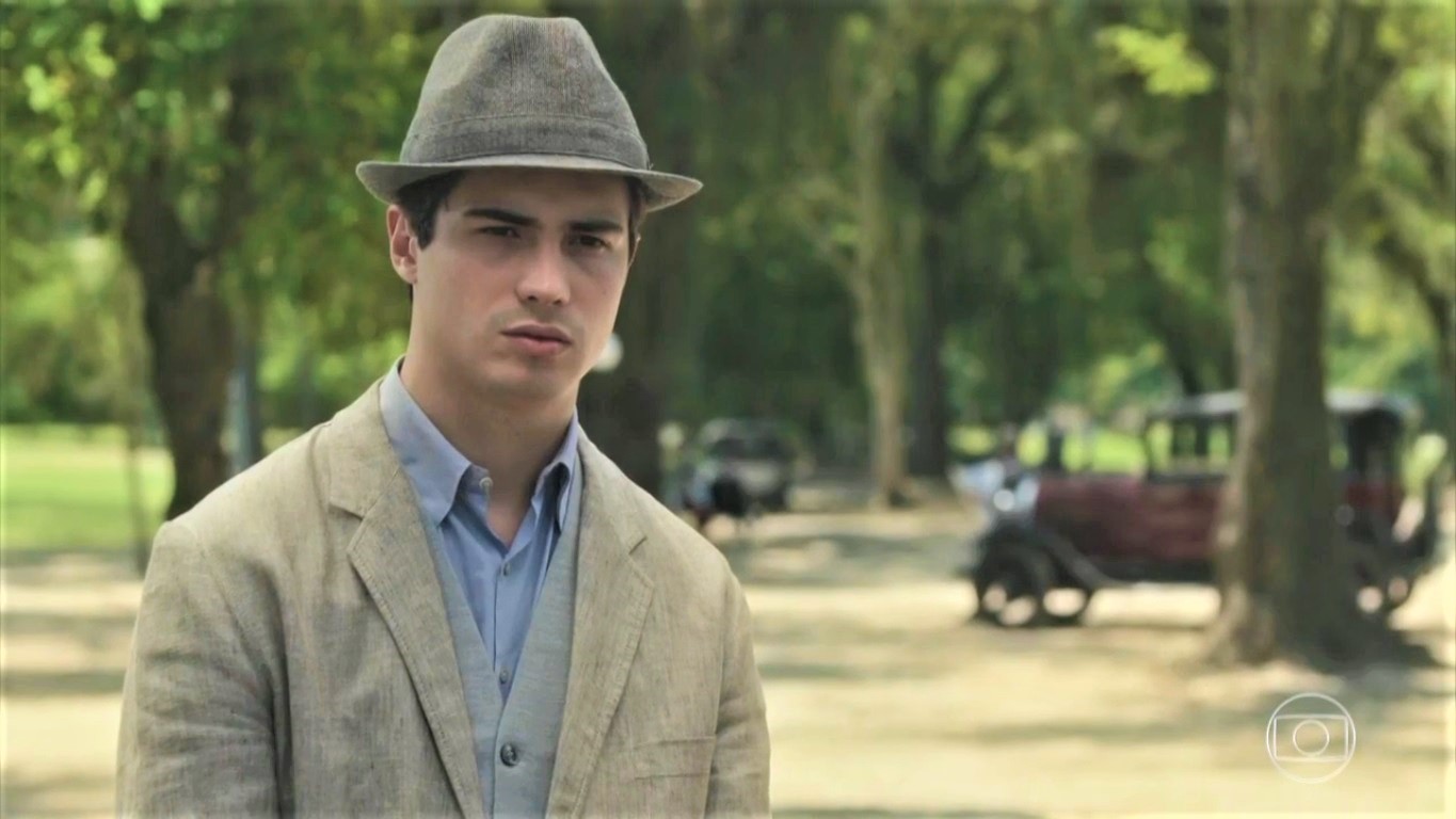 Carlos (Danilo Mesquita) em Éramos Seis