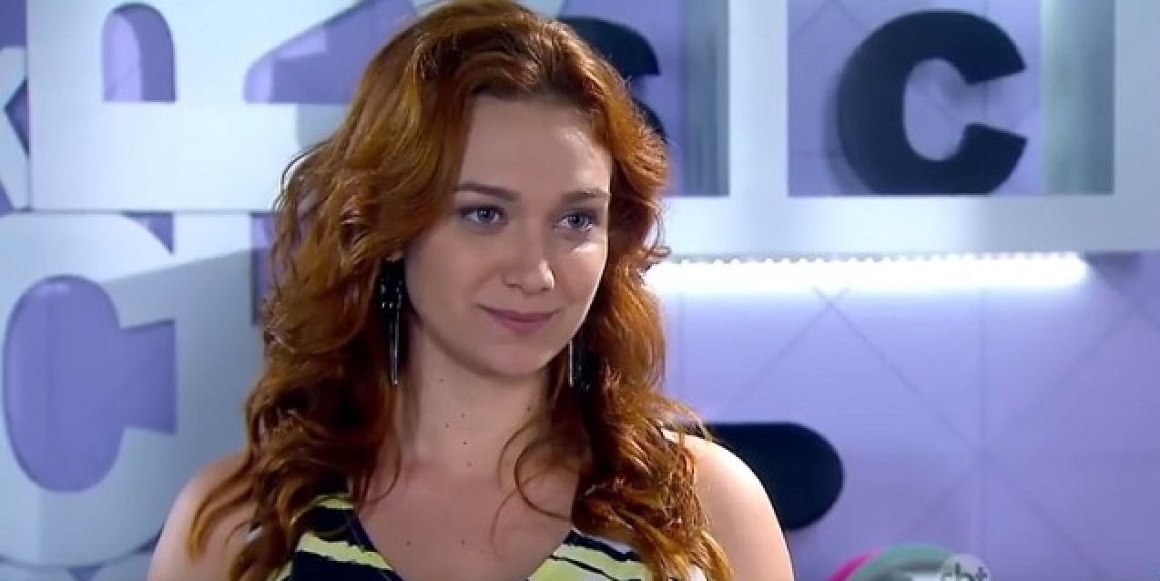 Maria Pinna como Regina em Cúmplices de um Resgate (Reprodução / SBT)