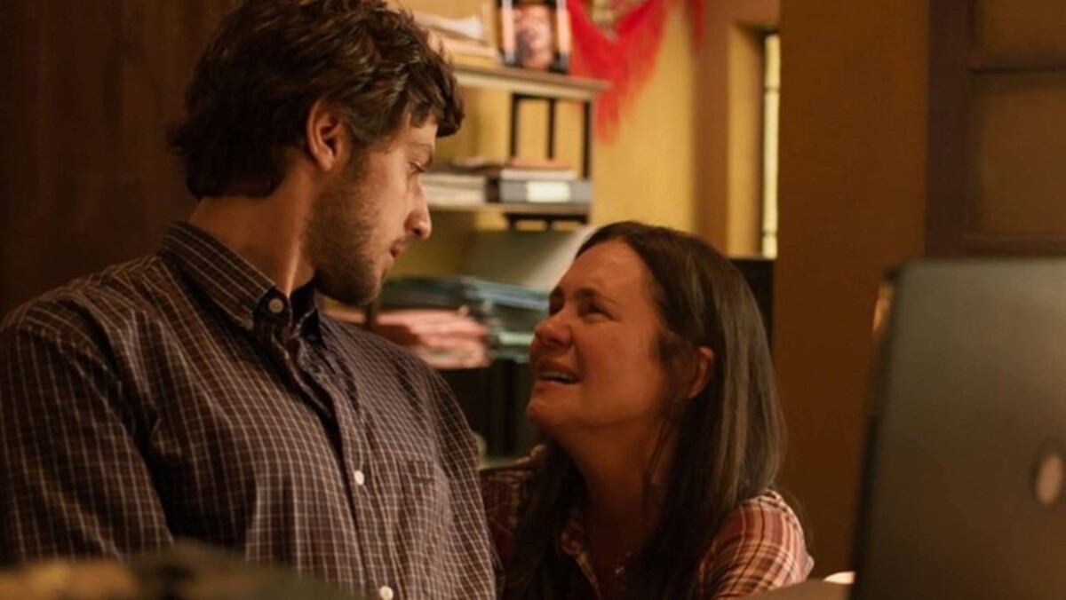 Danilo (Chay Suede) e Thelma (Adriana Esteves) de Amor de Mãe