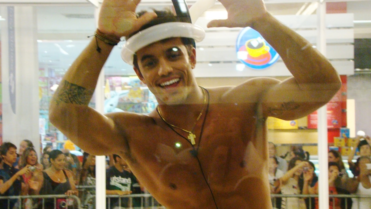 André Coelho na Casa de Vidro do BBB, no Shopping Santana Parque Shopping, em SP (Reprodução: TV Globo)