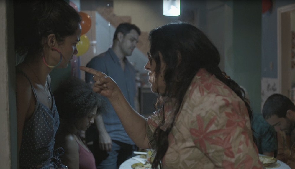 Érica (Nanda Costa) e Lurdes (Regina Casé) de Amor de Mãe