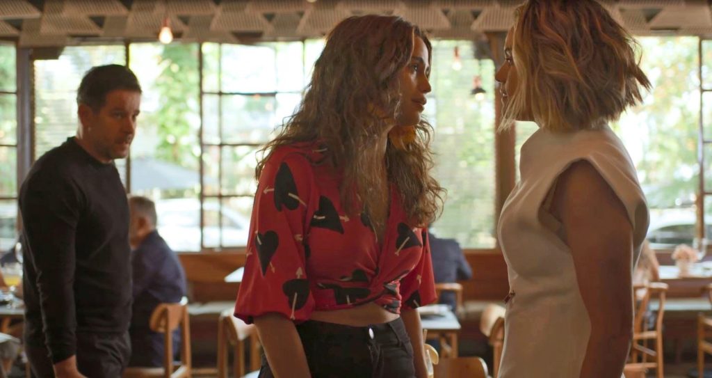Érica (Nanda Costa) tenta conversar com Estela (Letícia Lima) em Amor de Mãe