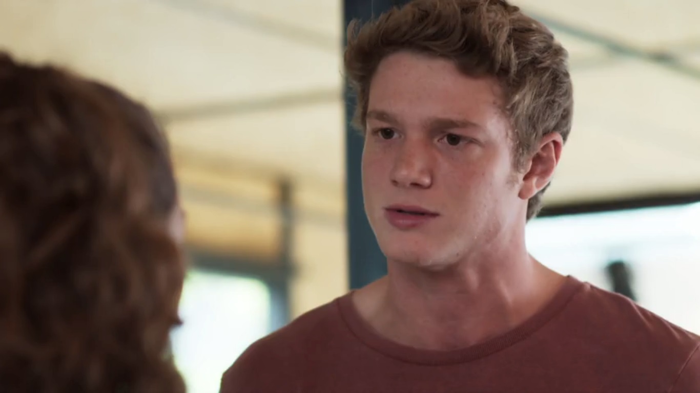 Filipe (Pedro Novaes) bate boca com Rita (Alanis Guillen) em Malhação Toda Forma de Amar