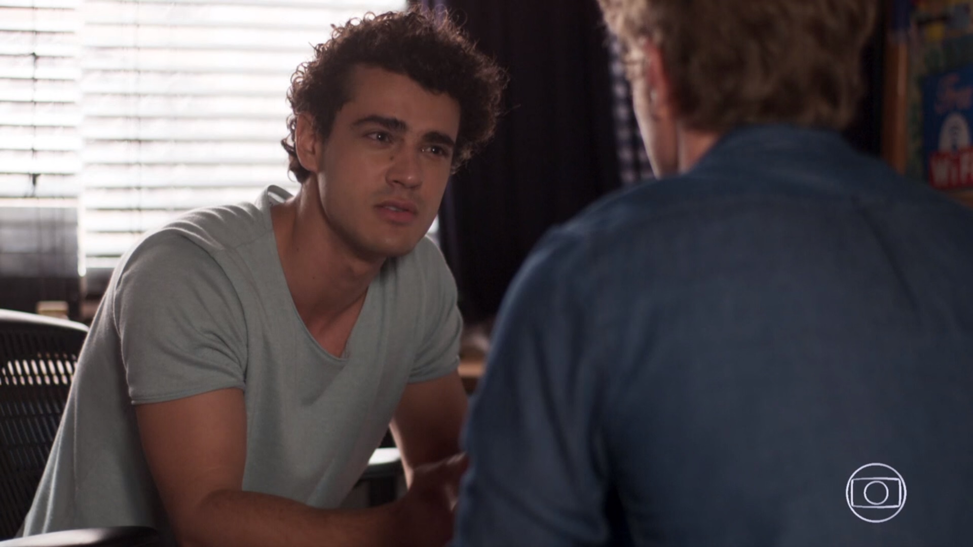 Guga (Pedro Alves) conversa com Filipe (Pedro Novaes) em Malhação Toda Forma de Amar