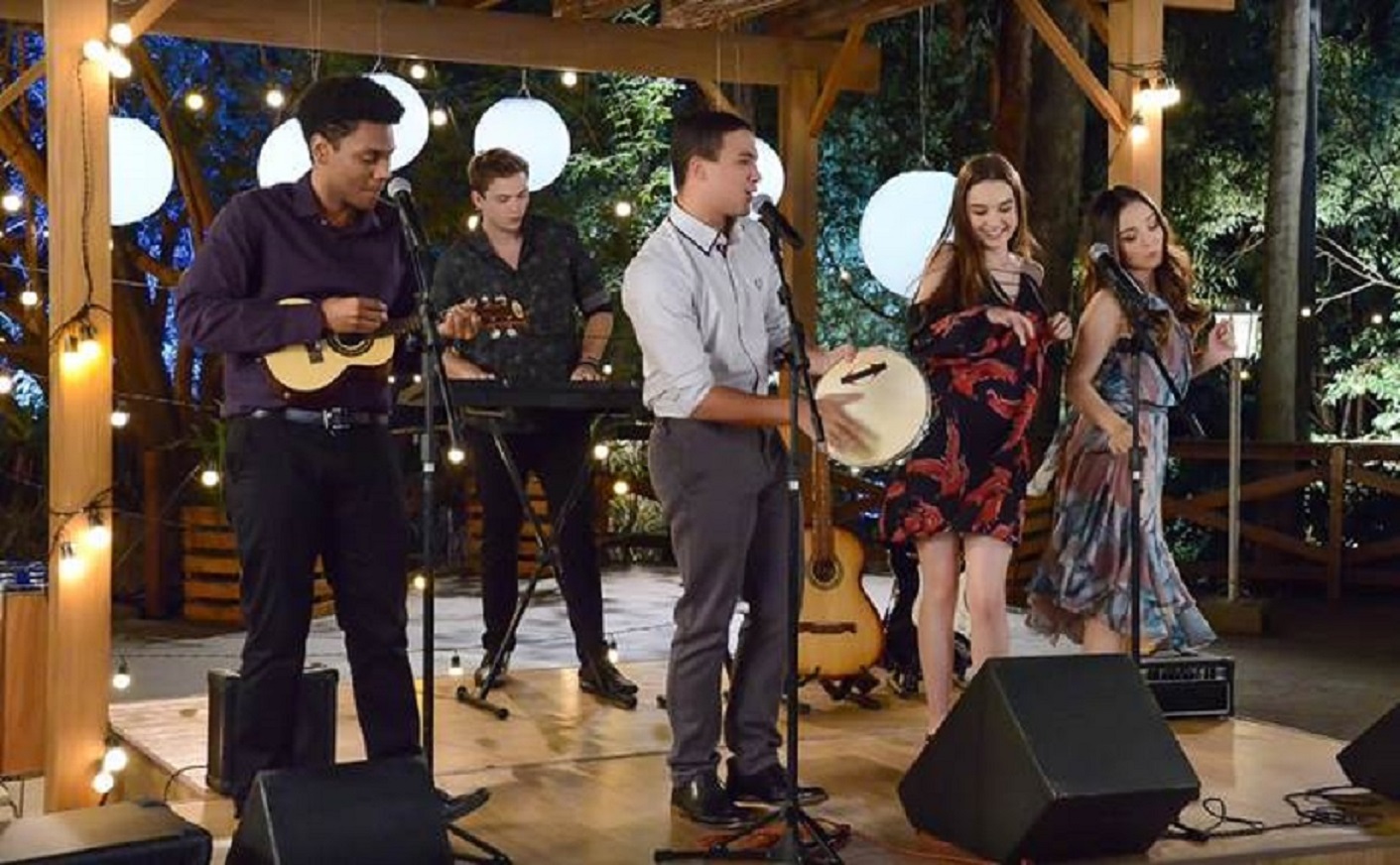 Amigos preparam atração musical para Cláudia e Durval em As Aventuras de Poliana