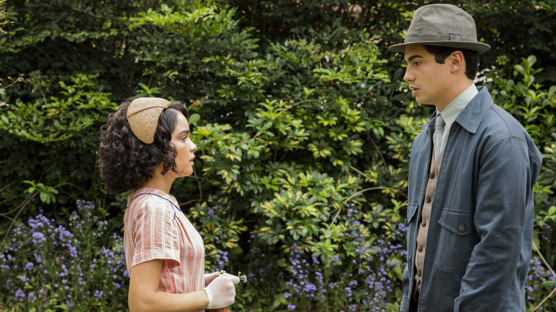 Carlos (Danilo Mesquita) e Inês (Carol Macedo) se encontram pela primeira vez após o retorno dela em Éramos Seis
