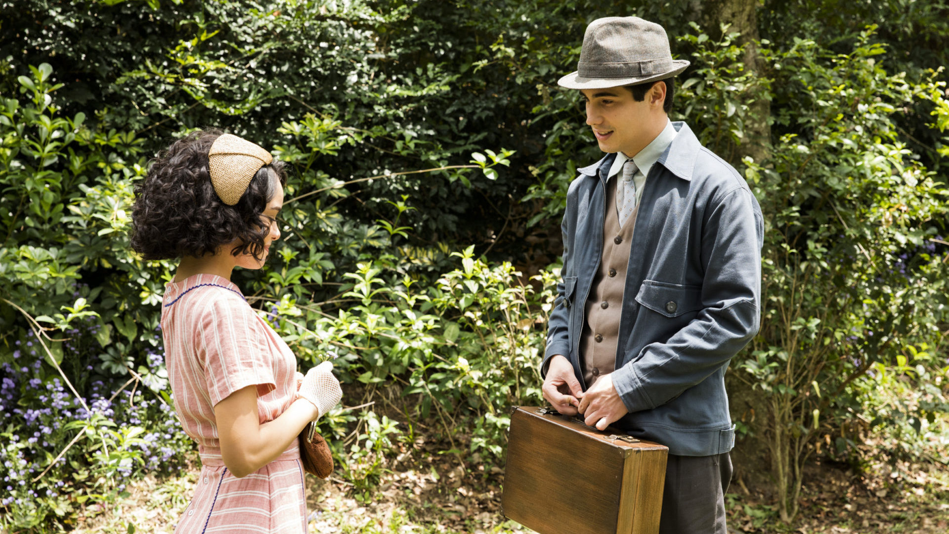 Carlos (Danilo Mesquita) e Inês (Carol Macedo) se encontram pela primeira vez após o retorno dela em Éramos Seis