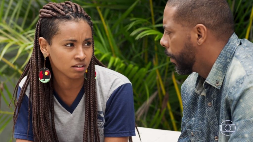 Jaqueline (Gabz) conversa com Celso (André Ramiro) em Malhação Toda Forma de Amar