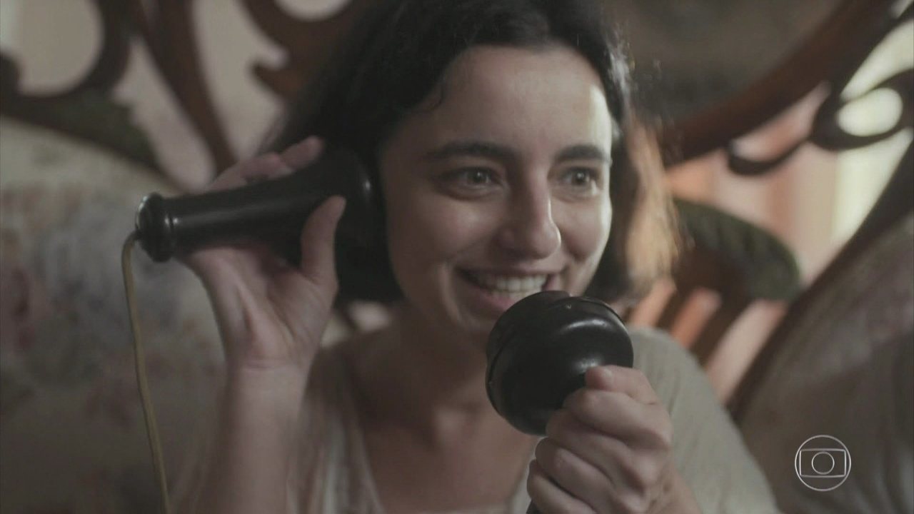 Justina (Júlia Stockler) em Éramos Seis