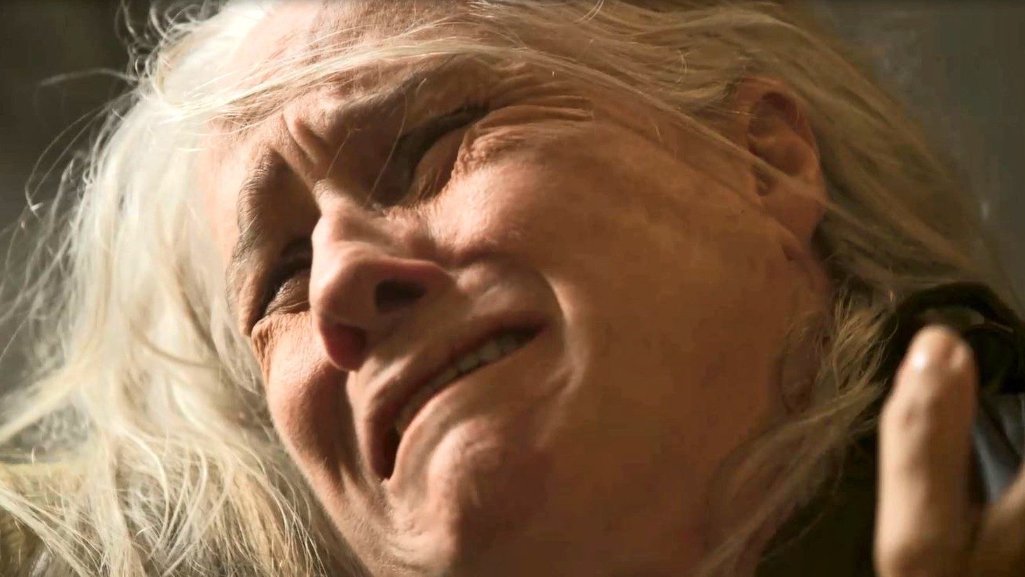 Kátia (Vera Holtz) morre nos braços de Lurdes em Amor de Mãe