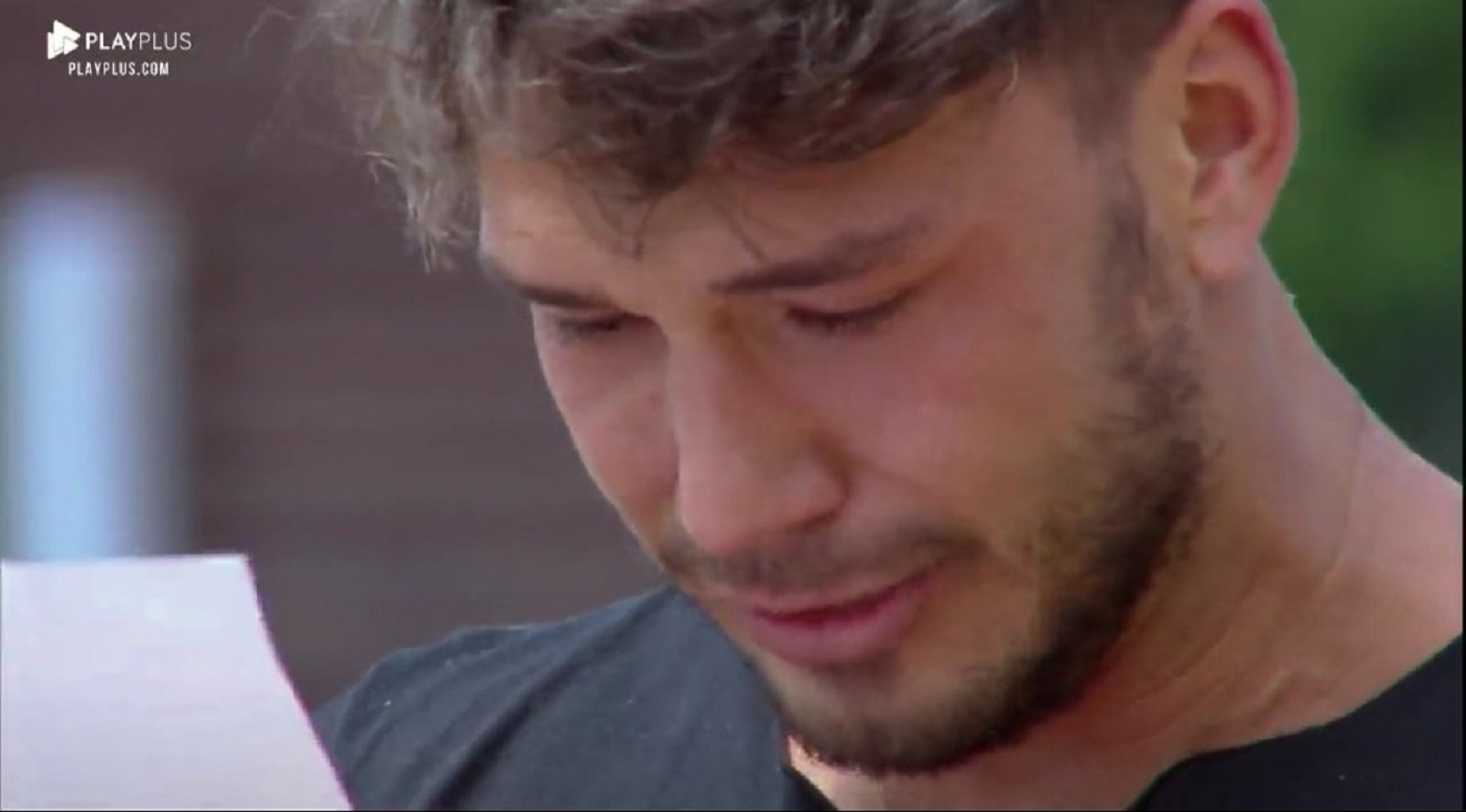 Lucas Viana chorando ao ler carta em A Fazenda 11
