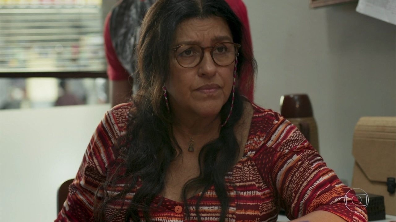Lurdes (Regina Casé) em Amor de Mãe