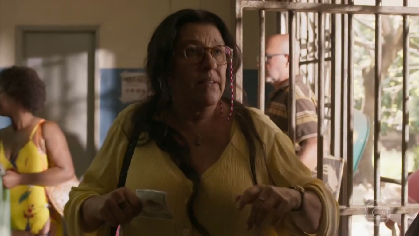 Lurdes (Regina Casé) em Amor de Mãe