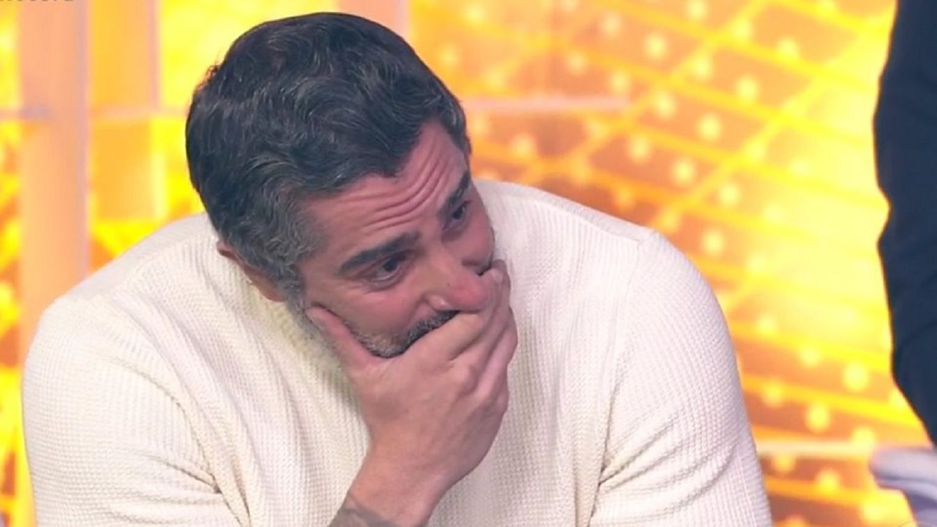 Marcos Mion se emociona durante especial Família Record