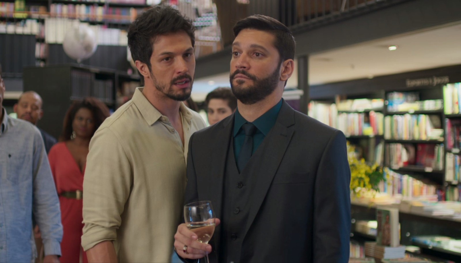 Marcos (Rômulo Estrela) e Diogo (Armando Babaioff) em Bom Sucesso