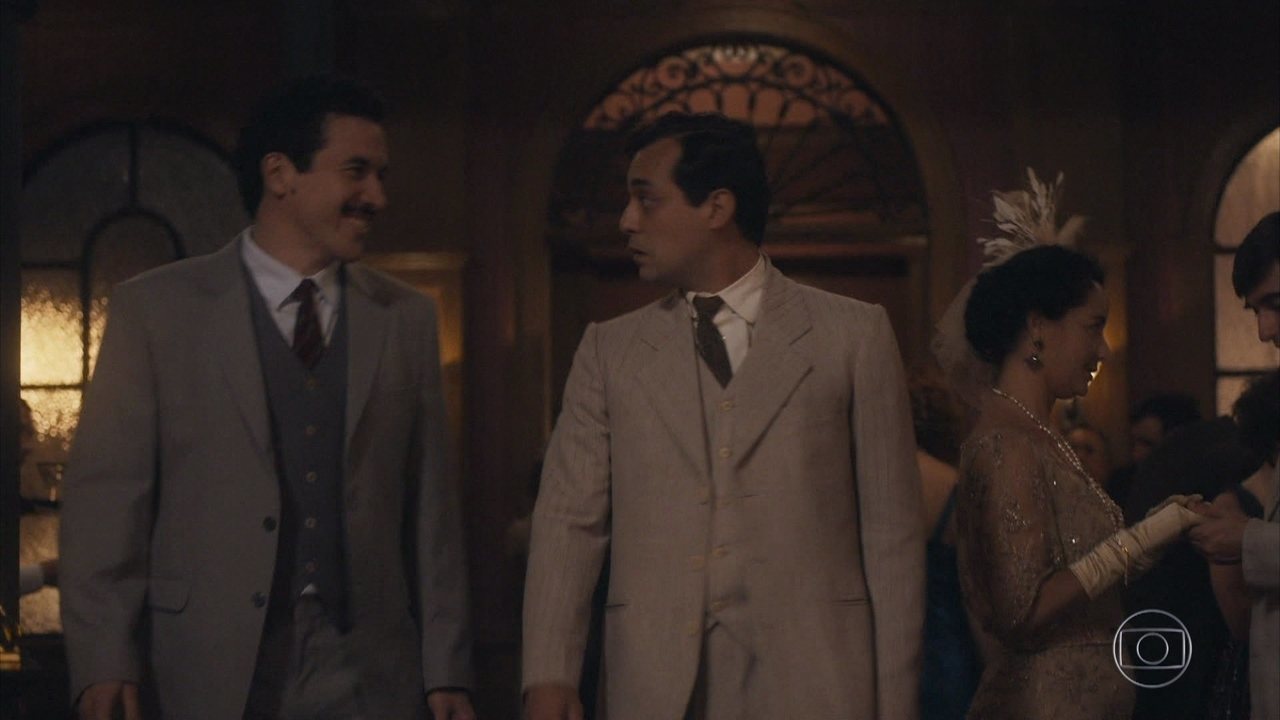 Neves (Breno Nina) e Zeca (Eduardo Sterblitch) em Éramos Seis