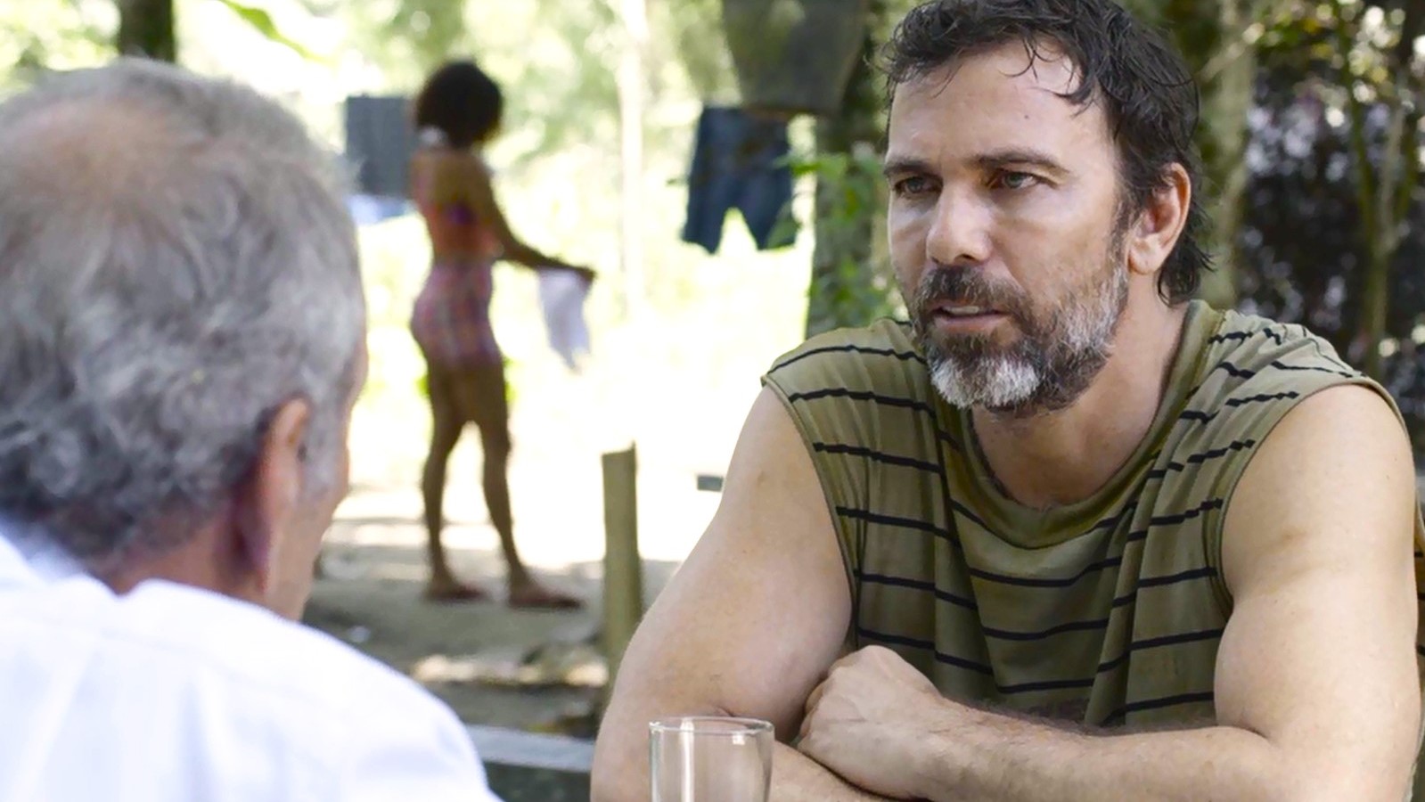 Padre Paulo (Guti Fraga) e Elias (Marcelo Faria) em Bom Sucesso