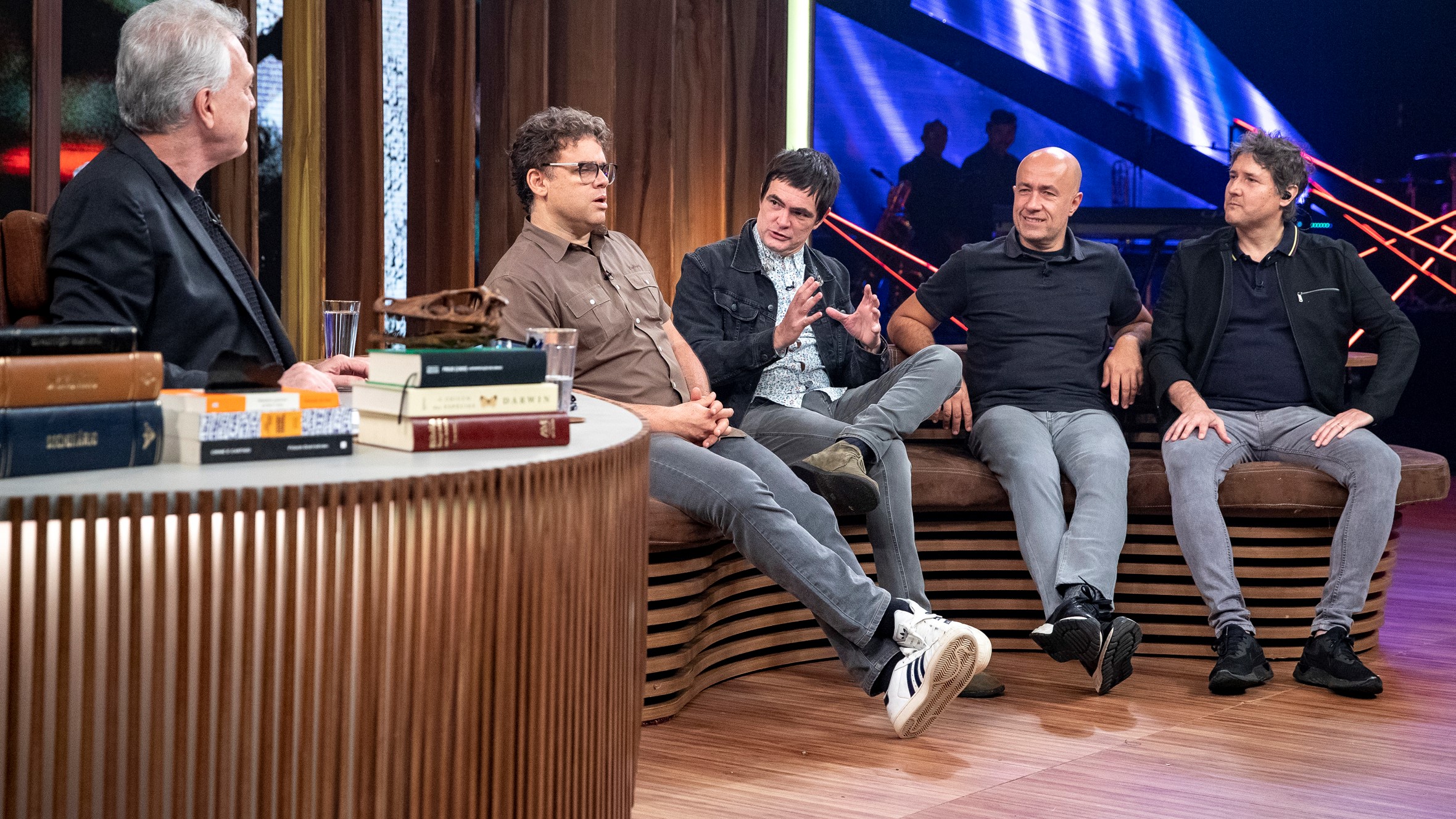 Pedro Bial entrevistando a banda Skank