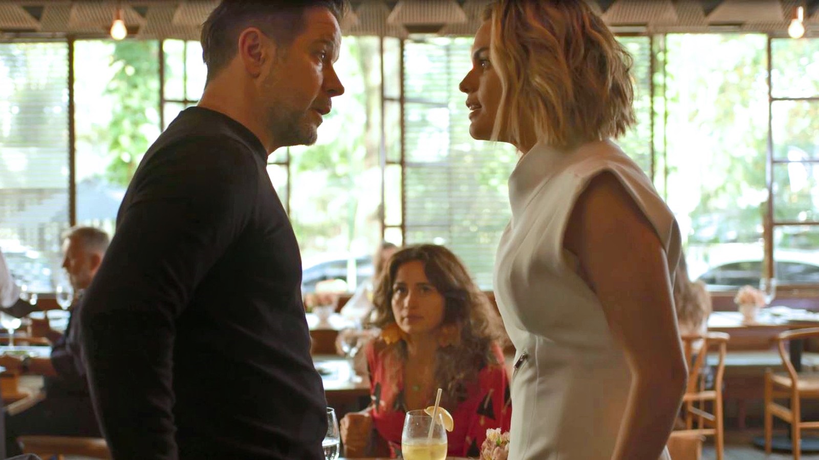 Raul (Murilo Benício) discute com Estela (Letícia Lima) na frente de Érica (Nanda Costa) em Amor de Mãe