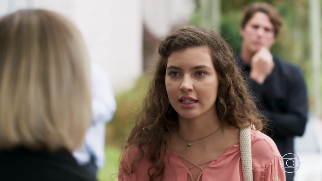 Rita (Alanis Guillen) tenta conversar com Lígia (Paloma Duarte) em Malhação Toda Forma de Amar