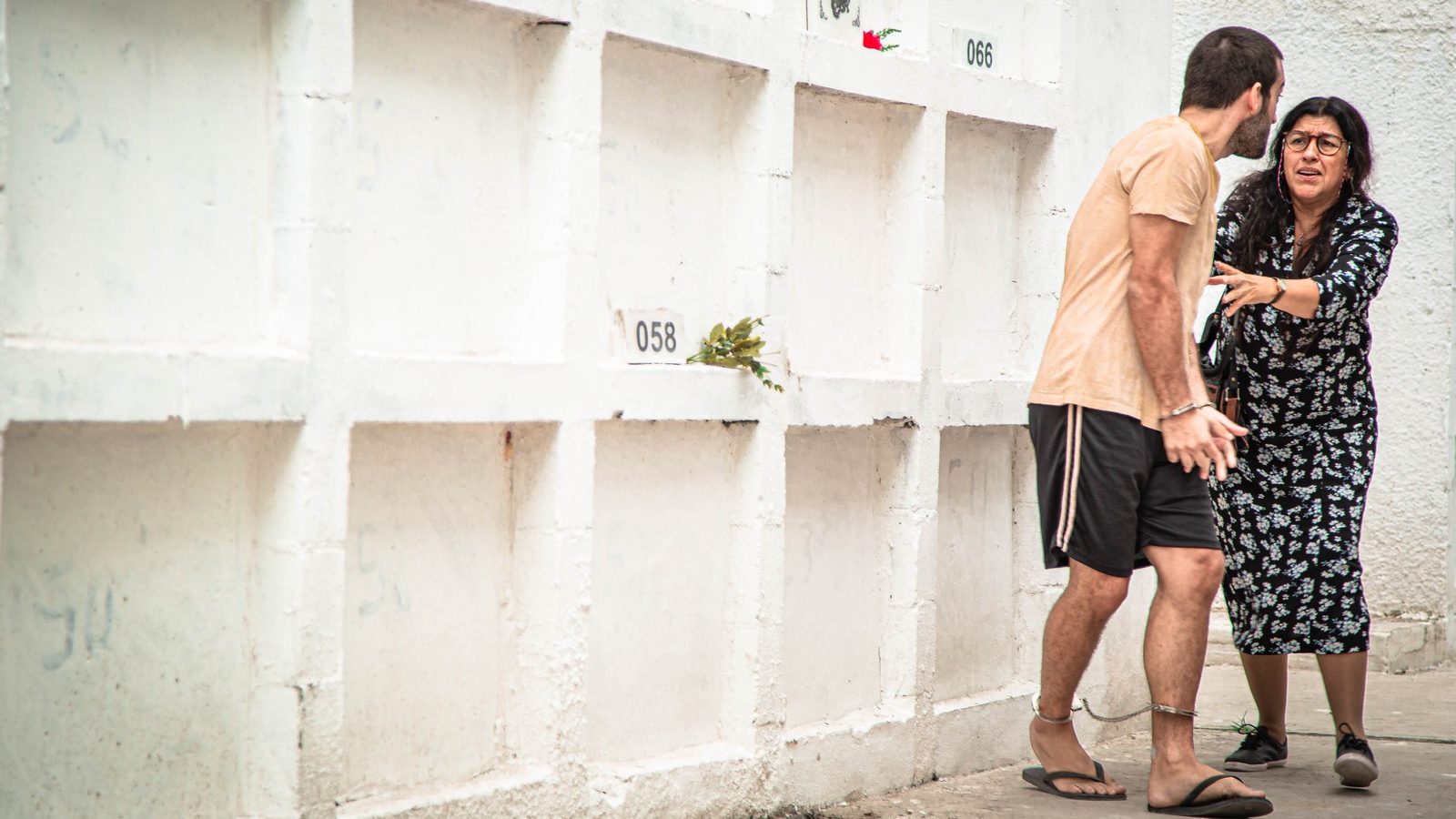 Sandro (Humberto Carrão) e Lurdes (Regina Casé) em Amor de Mãe