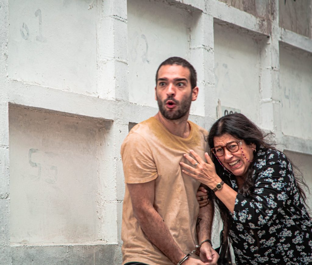 Sandro (Humberto Carrão) e Lurdes (Regina Casé) em Amor de Mãe