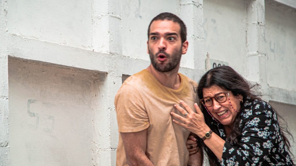 Sandro (Humberto Carrão) e Lurdes (Regina Casé) em Amor de Mãe