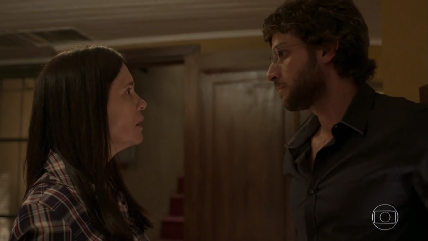 Thelma (Adriana Esteves) e Danilo (Chay Suede) em Amor de Mãe