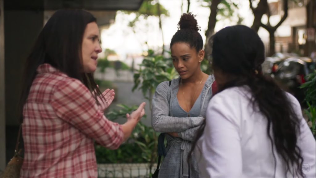 Thelma (Adriana Esteves) faz barraco na porta da casa de Vitória (Thais Araújo) em Amor de Mãe