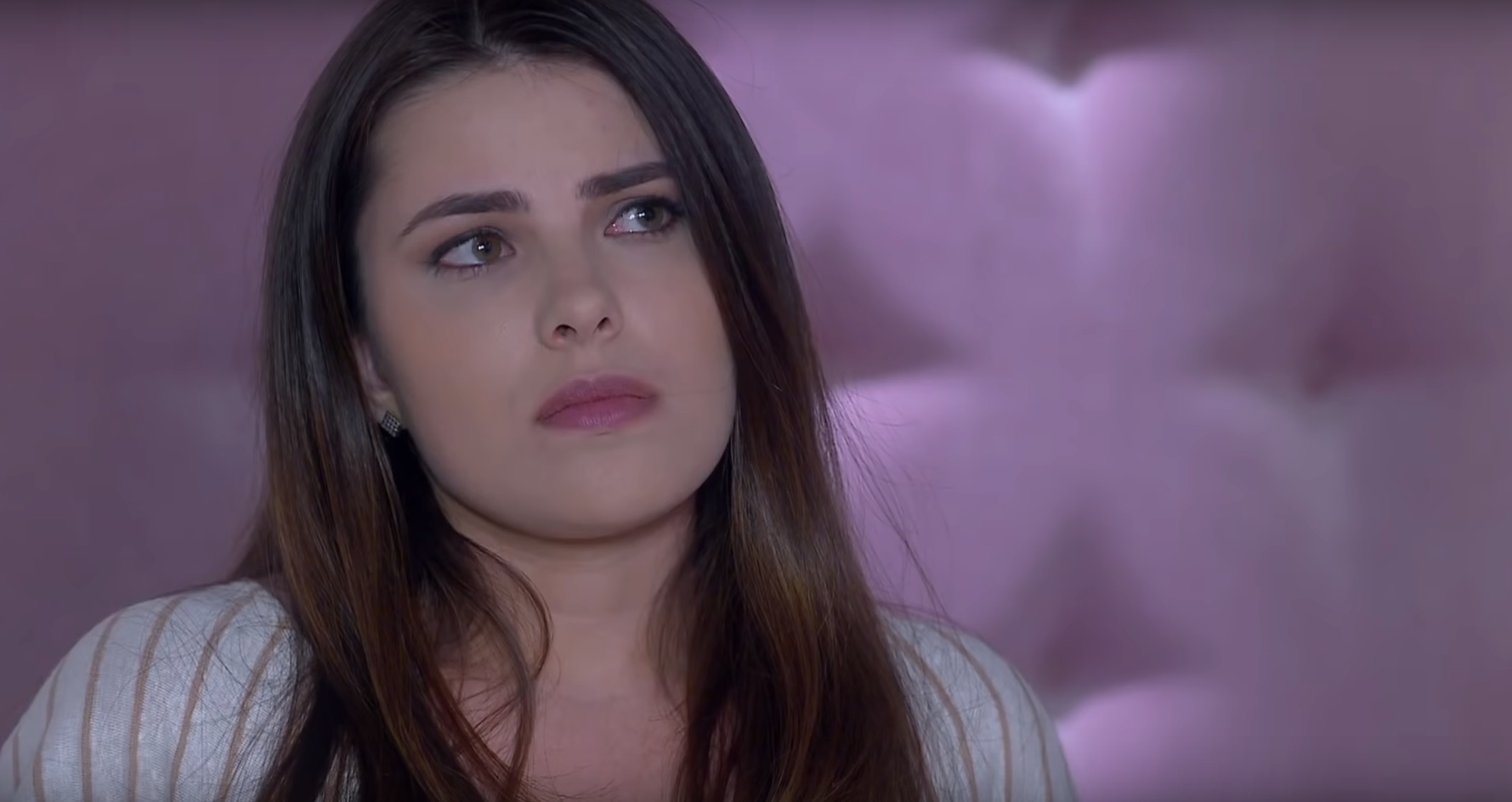 Tia Luísa fica reflexiva após ser presenteada (Reprodução: YouTube/SBT)