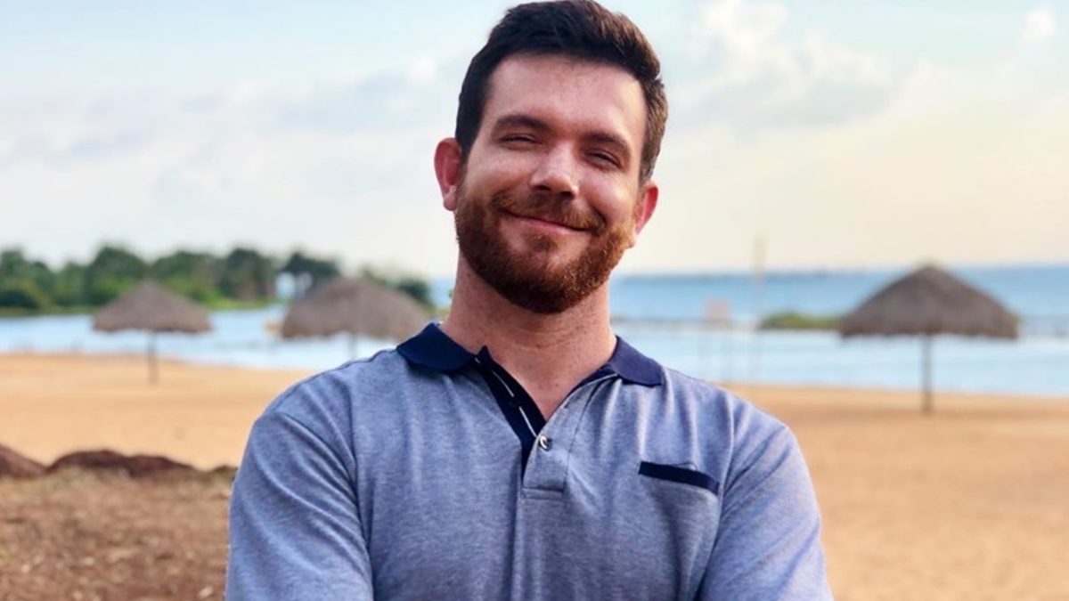 Tom Bueno é repórter do Domingo Show, na Record TV (Reprodução: Instagram)