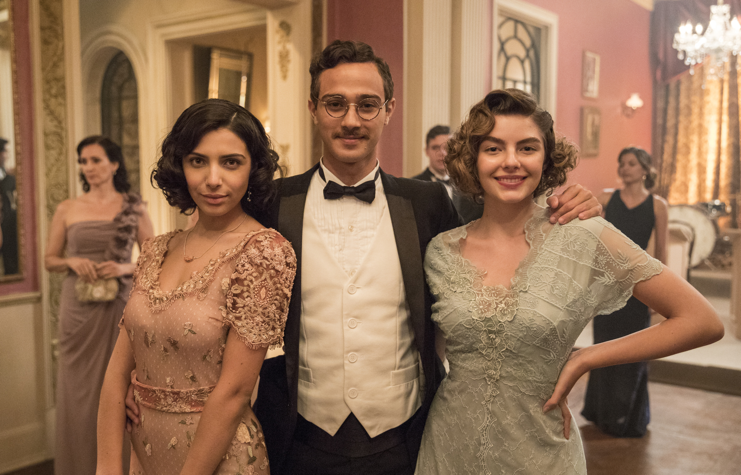 Soraia (Rayssa Bratillieri), Lili (Triz Pariz) e Julinho (André Luiz Frambach) em Éramos Seis