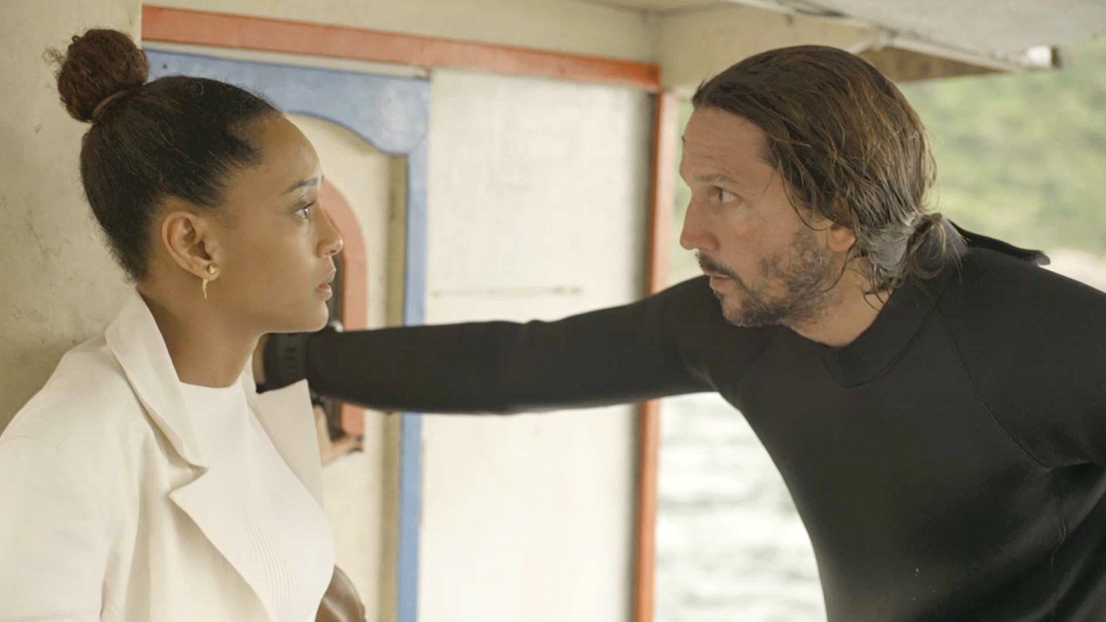 Vitória (Tais Araujo) conta para Davi (Vladimir Brichta) que está grávida em Amor de Mãe