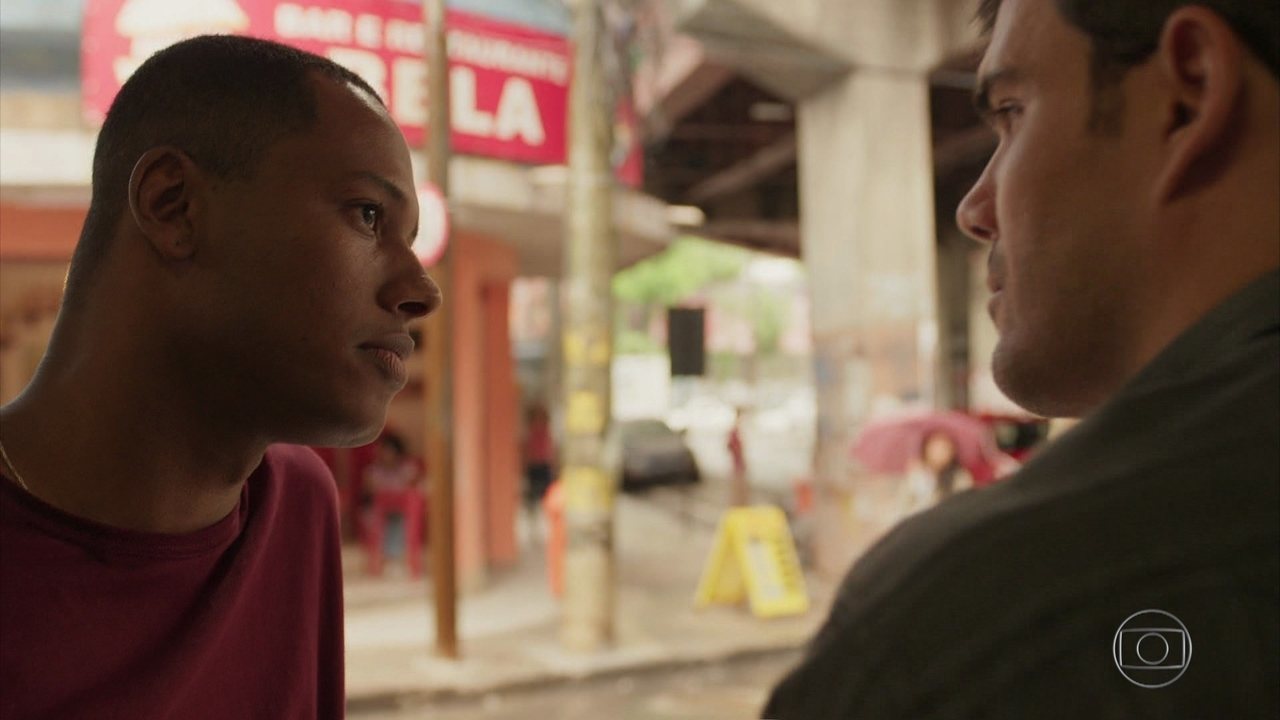 Wesley (Dan Ferreira) e Magno (Juliano Cazarré) em Amor de Mãe