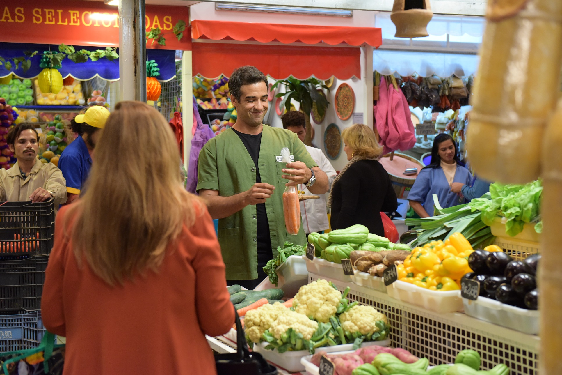 Miguel (Rafael Sardão) vendendo verduras no Mercadão em Amor Sem Igual