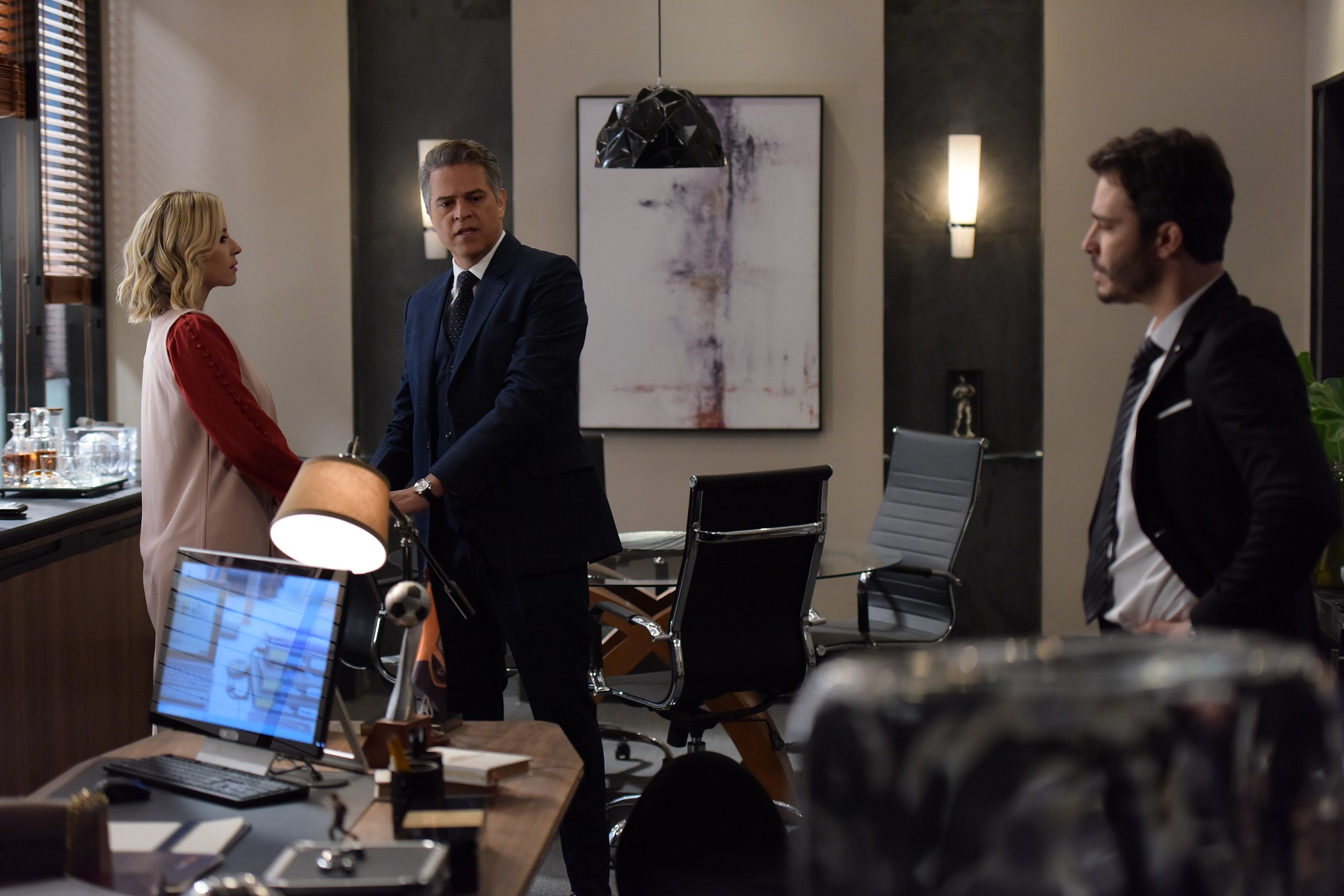 Ramiro (Juan Alba) anuncia que Fernanda (Bárbara França) vai dividir comando da empresa com Tobias (Thiago Rodrigues)