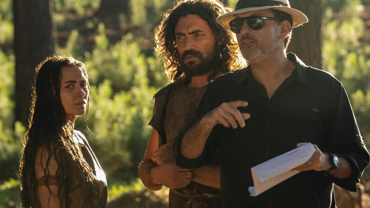 Adão (Carlo Porto) e Eva (Juliana Boller) e o diretor Edgard Miranda gravando Gênesis