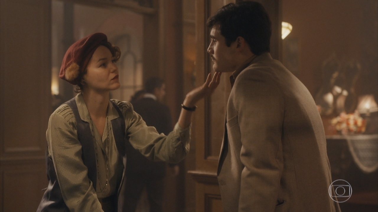 Adelaide (Joana de Verona) e Alfredo (Nicolas Prattes) em Éramos Seis