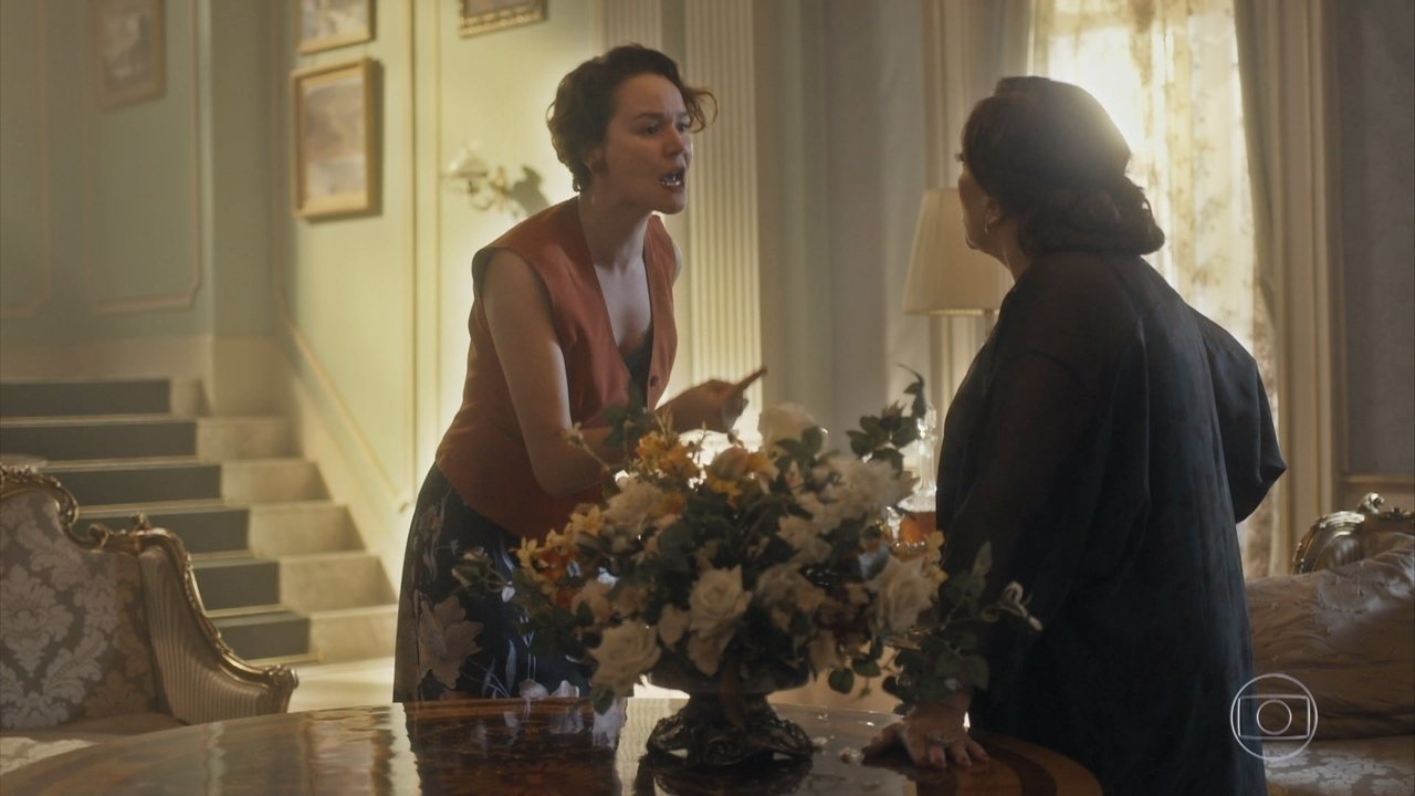 Adelaide (Joana de Verona) e Emília (Susana Vieira) em Éramos Seis