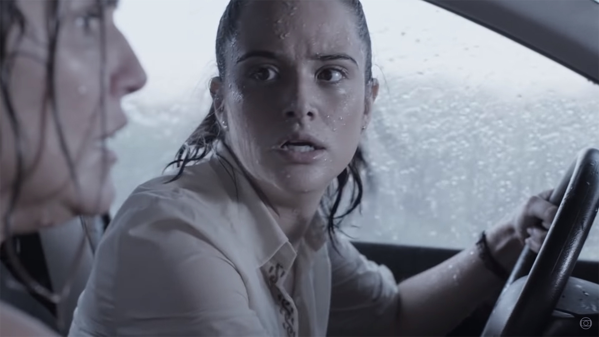 Alexia (Deborah Secco) e Luna (Juliana Paiva) em Salve-se Quem Puder