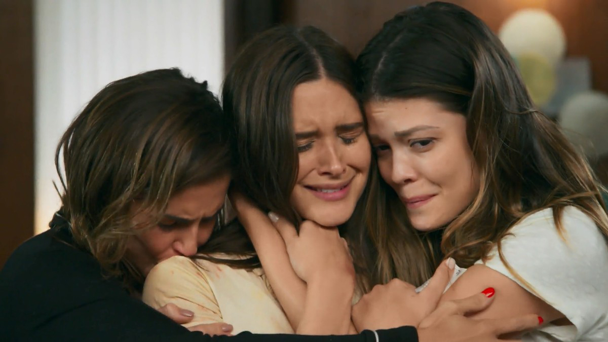 Alexia (Deborah Secco) Kyra (Vitória Strada) e Luna (Juliana Paiva) em Salve-se Quem Puder