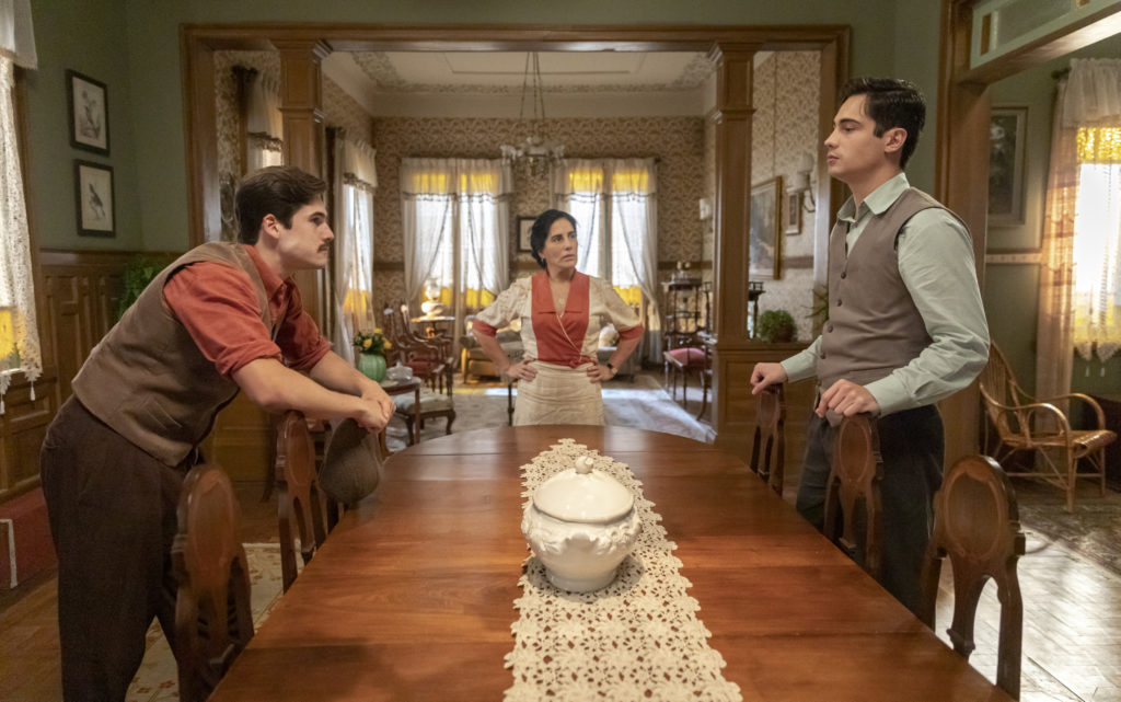 Alfredo (Nicolas Prrates) e Carlos (Danilo Mesquita) discutem em Éramos Seis