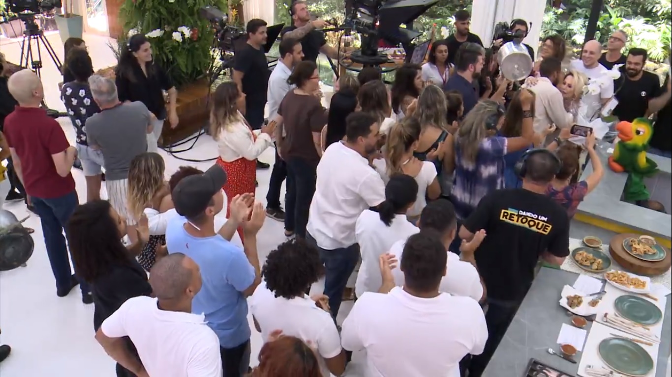 Ana Maria Braga durante homenagem feita no Mais Você