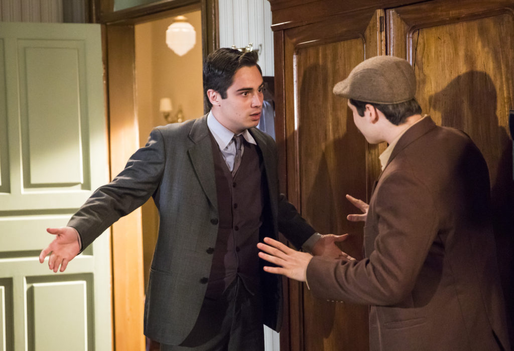 Carlos (Danilo Mesquita) e Alfredo (Nicolas Prattes) brigam feio em Éramos Seis