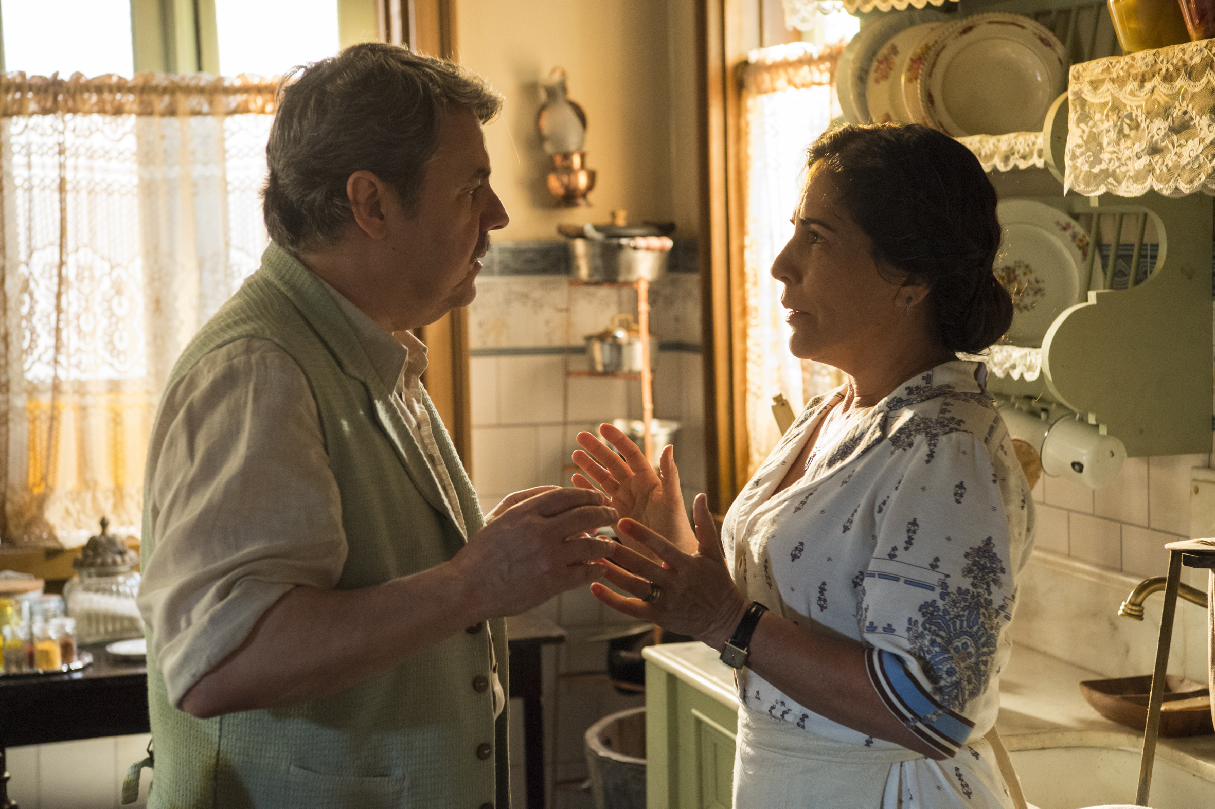 Afonso (Cássio Gabus Mendes) tenta acalmar Lola (Gloria Pires) em Éramos Seis