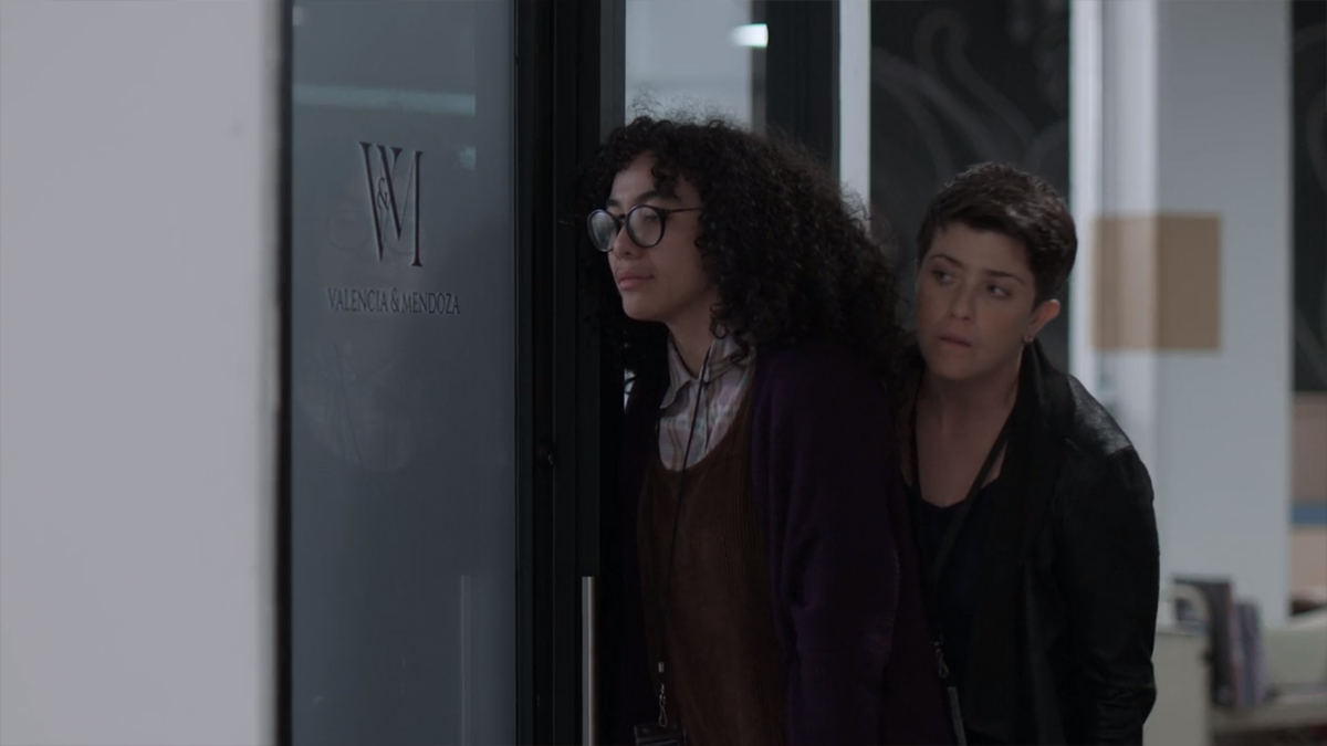 Betty (Elyfer Torres) e Sandra (Valeria Vera) em Betty, a Feia em Nova York