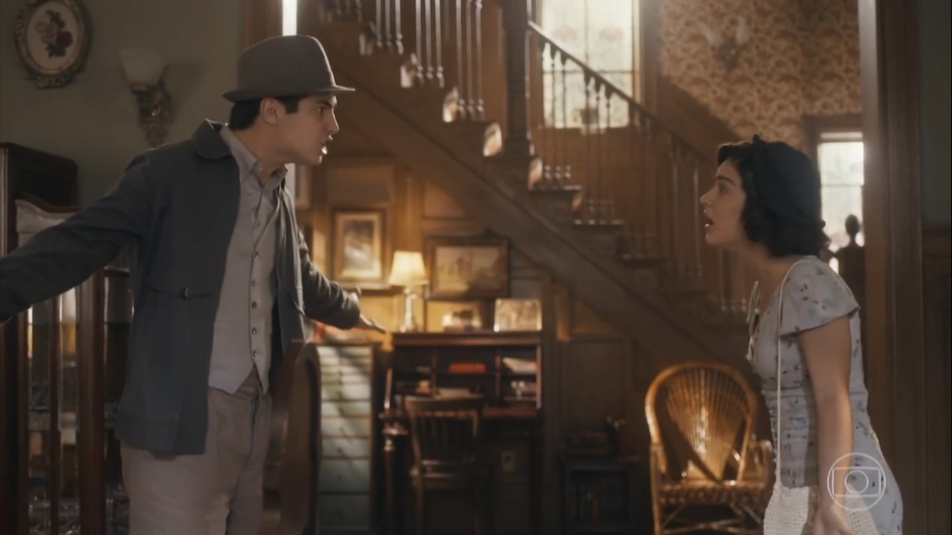 Carlos (Danilo Mesquita) briga com Isabel (Giullia Buscacio) em Éramos Seis