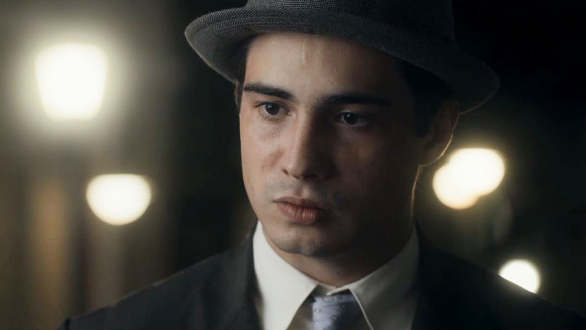 Carlos (Danilo Mesquita) em Éramos Seis